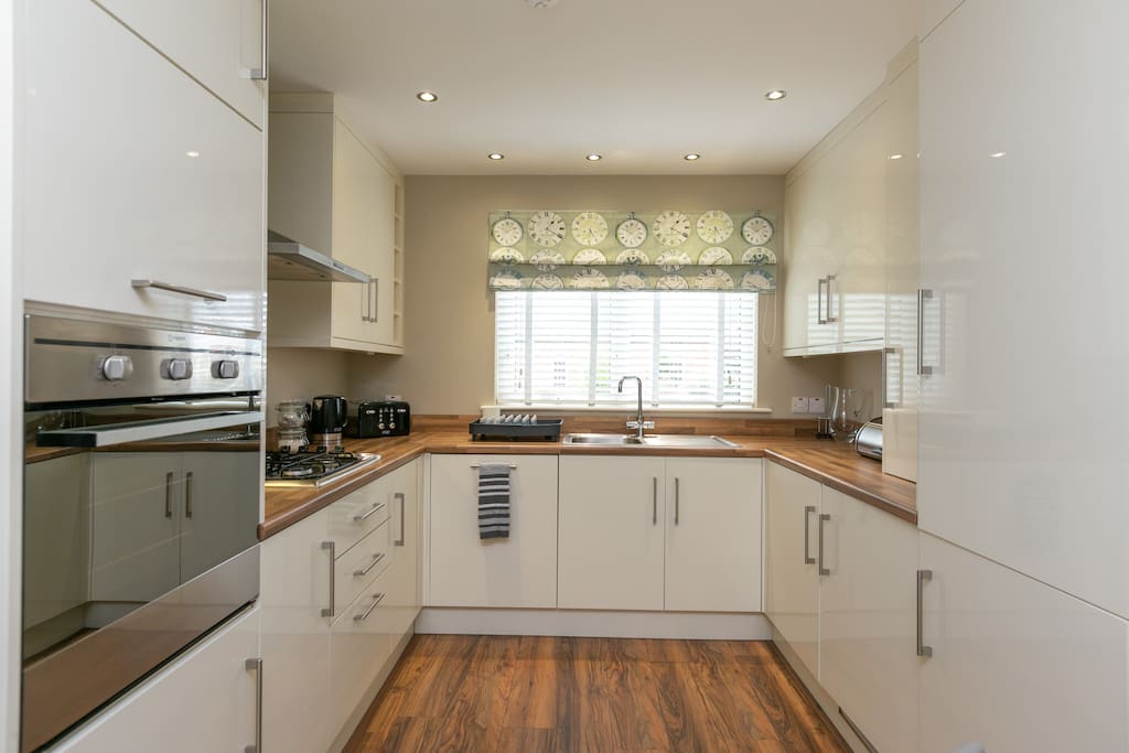 Fully equipped kitchen with dining area for 4, dishwasher, washing machine, tumble dryer, fridge freezer, microwave, kettle, toaster, coffee maker, oven and gas hob