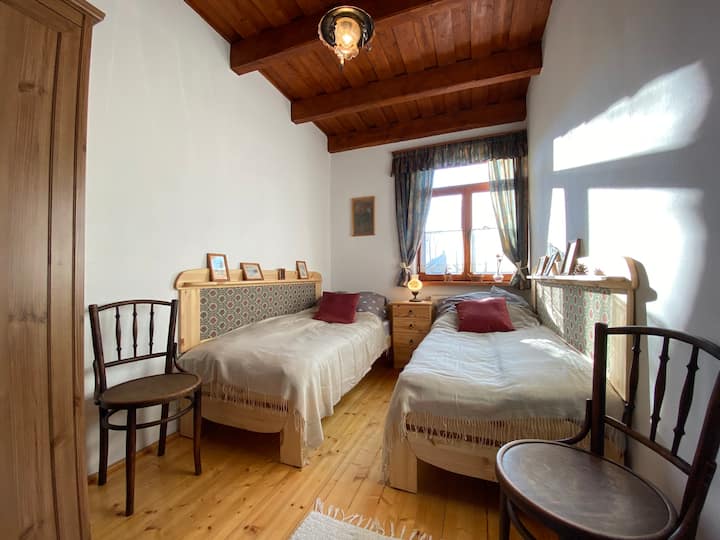 El primer dormitorio con dos camas separadas.