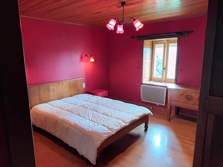 Chambre 2 ( fuchsia) : 1 grand lit et possibilité d'ajout d'un lit pliant ou bébé.