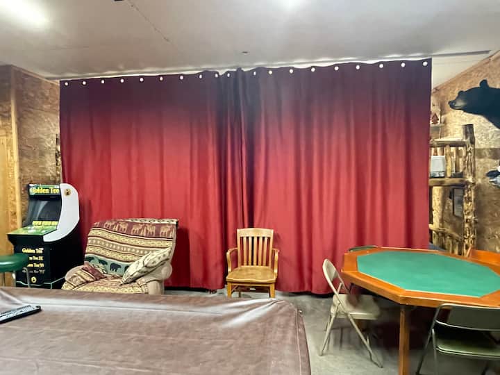 Kemi shtuar një Bunk House/Dhomë lojërash, e cila është disa hapa larg derës së pasme dhe ka një banjë të kompletuar, 4 krevate të mëdhenj dykatësh me dy krevate tekë.  Hapësirë shtesë për familjen dhe miqtë.