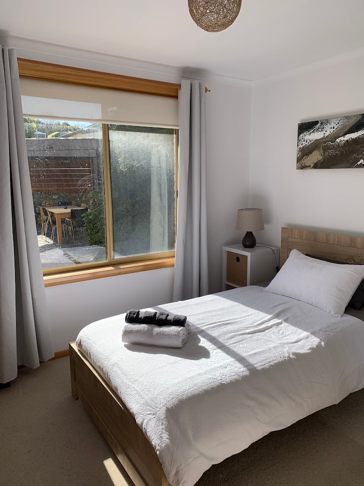 Საძინებელი 3- მოიცავს King-single საწოლი პლუს ერთადგილიანი trundle/ სართული ლეიბები. Დიდი ორადგილიანი სარკისებრი კარადები და თაროების კომპლექტი 