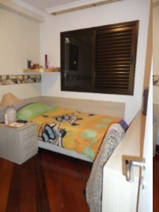 Quarto de solteiro mas uma cama mas embaixo