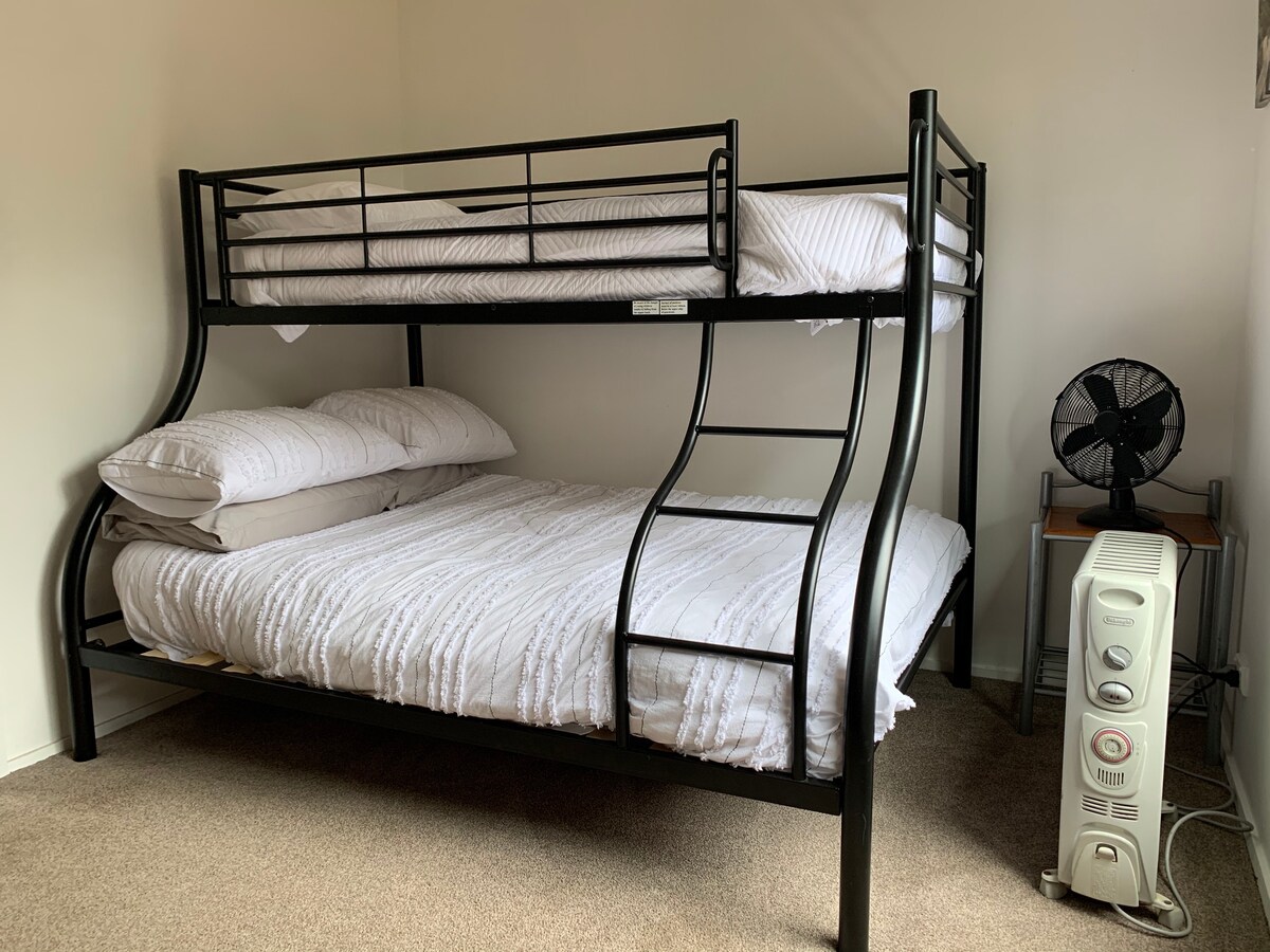 下层第三间卧室，配有双人床和单人床