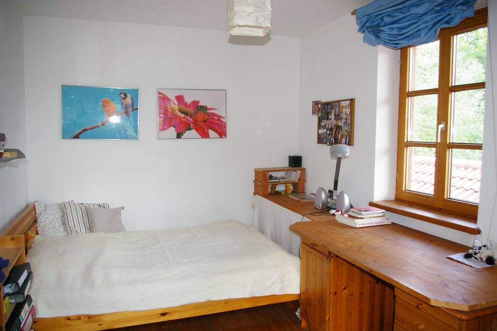 Zimmer 2 mit einem 1,40m breitem Bett