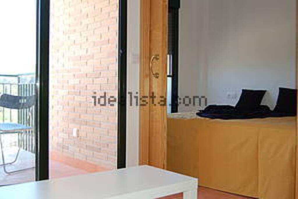 Salida a terraza al fondo el dormitorio