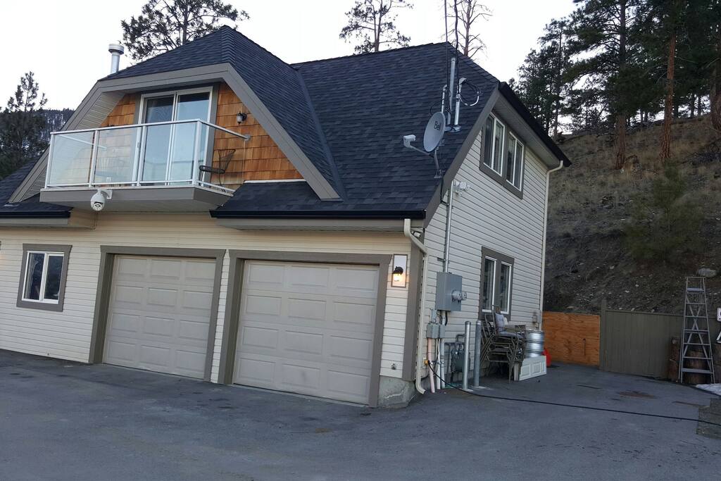 Front of Carriage house Lakeview.