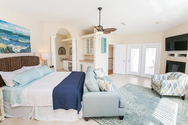 ห้องนอนหลักนี้ทำให้การเดินทางขึ้นบันไดคุ้มค่ามาก!