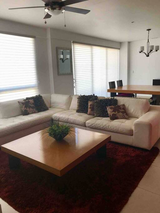 Sala comedor con ventana y ventanal con balcón con vista al norte de la ciudad