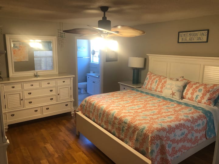 Dormitorio principal grande con TV HD de 55 pulgadas.