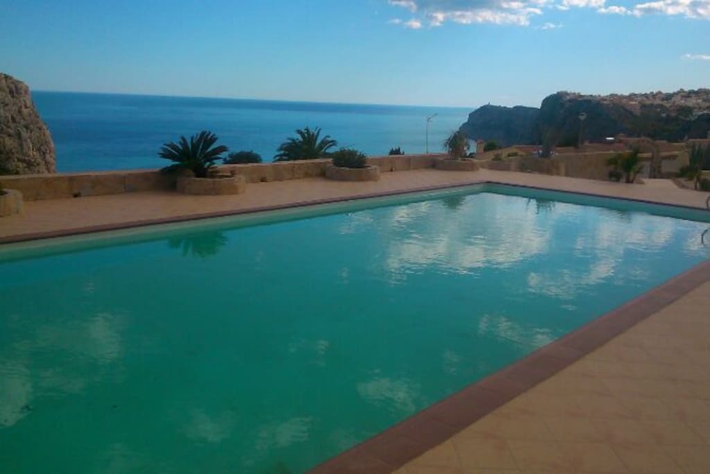 Piscina Comunitaria con vistas al mar desde lo alto del acantilado