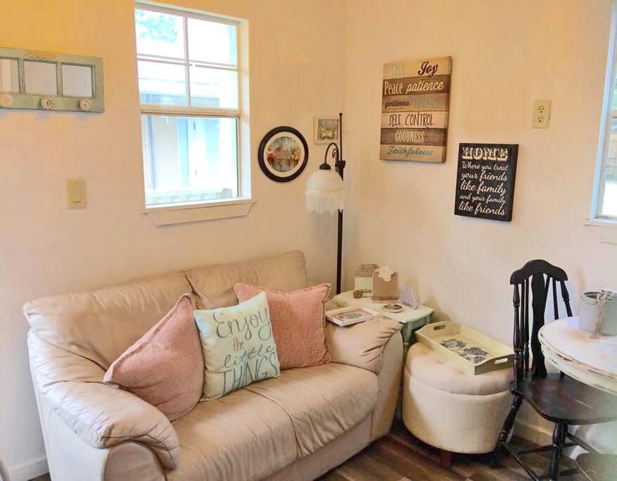 Living room, with table, TV and WIFI