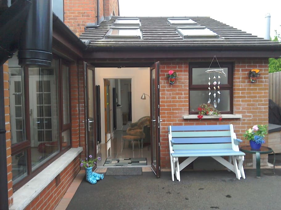 Outside seating area equipped with BBQ (gas & charcoal) and chiminella.