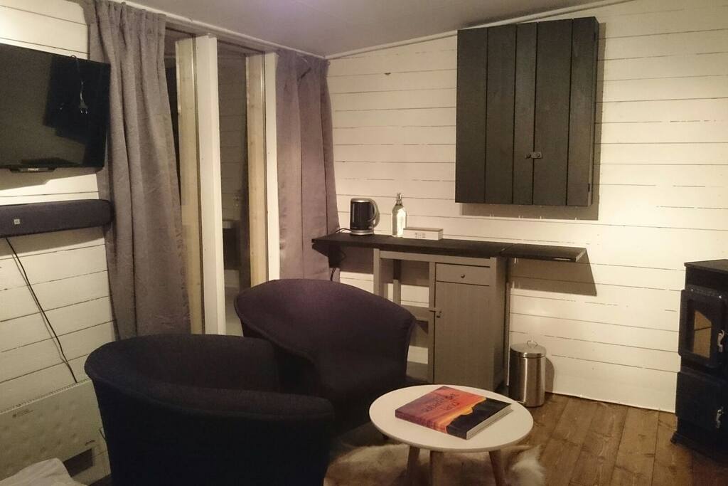 Samt två fåtöljer, tv, vattenkokare samt te/kaffe