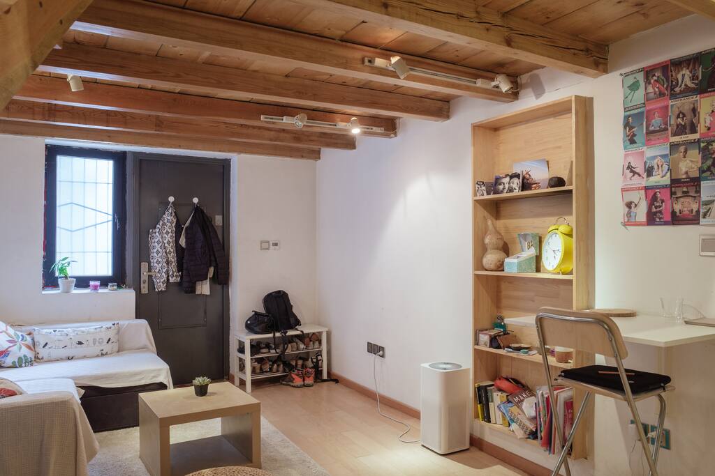 Living room with a table and 2 chairs to have your meals