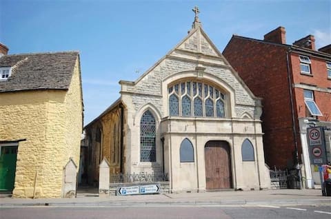 Stunning Cotswolds chapel - Sleeps 10+