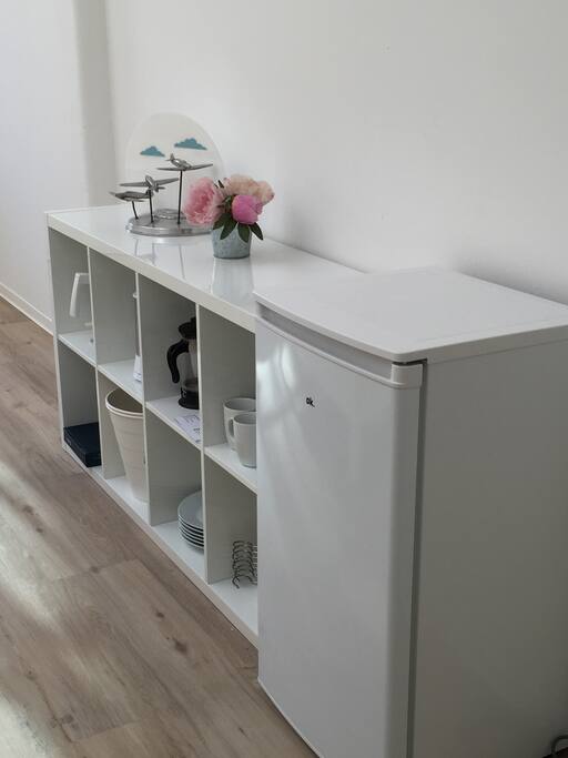 das Zimmer hat einen Kühlschrank und Wasserkocher, sowie einen Kaffeebereiter und Geschirr, Besteck, Gläser - man kann nur nicht kochen - das Geschirr wird in der Spülmaschine im Küchenbereich gespült.