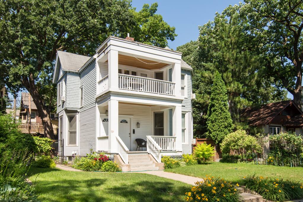 Residential neighborhood about 4 blocks from vibrant and noisy Uptown bars and restaurants