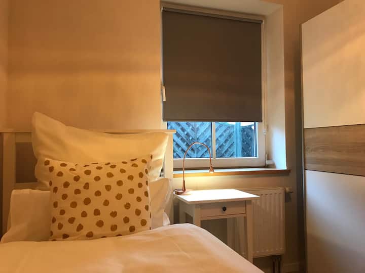 מיטת יחיד בחדר השינה