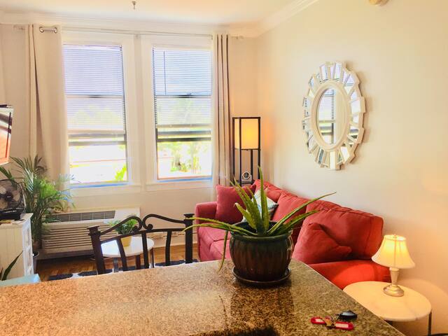 Cozy Palm Beach Island Getaway (w/ free parking)