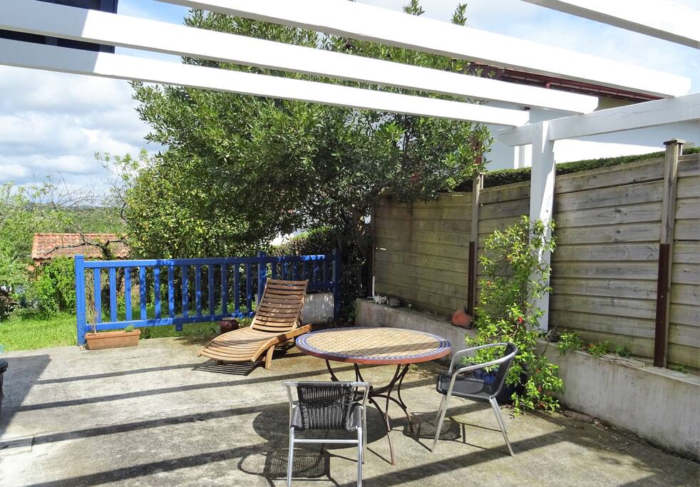 Une vue de la terrasse (90m2)