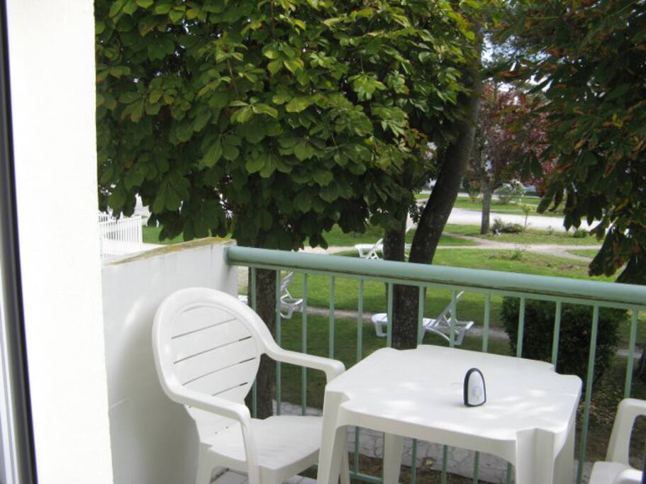 Le balcon donne sur le jardin