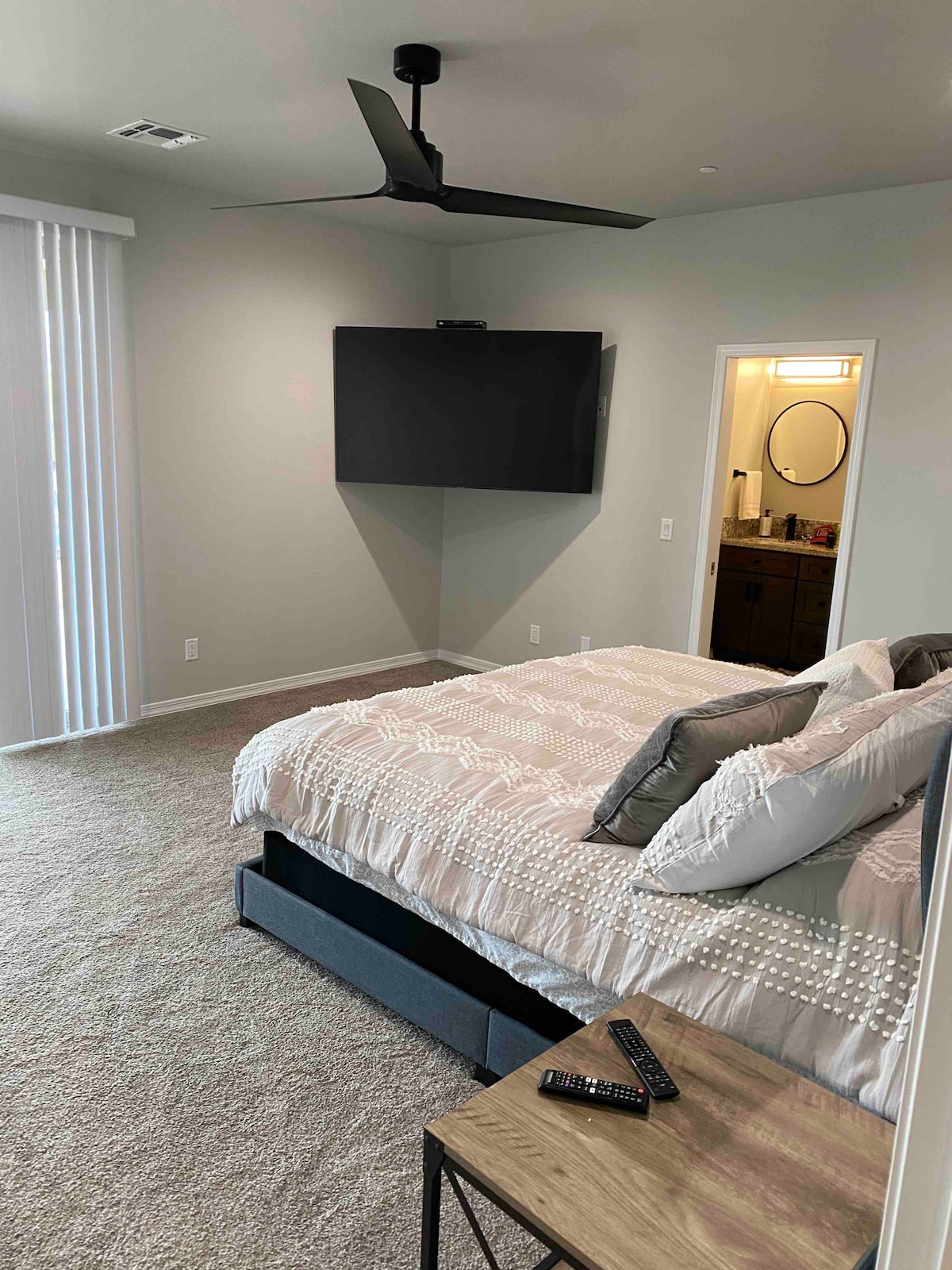 חדר שינה ראשי מרווח עם טלוויזיה 70אינץ '. 