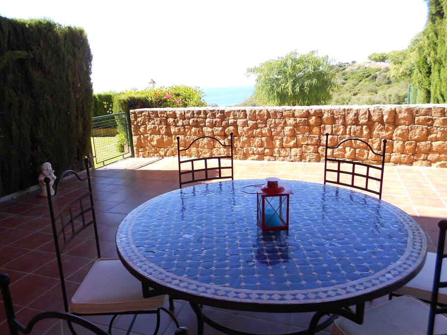 Desayune junto al Mediterráneo