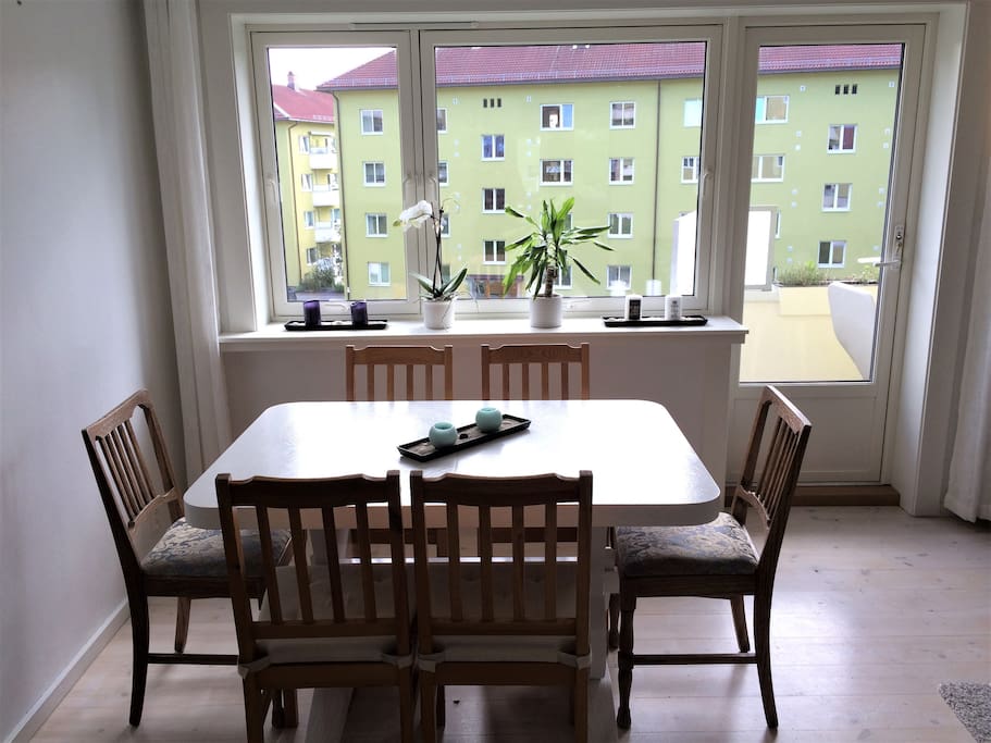Living room with a dining table for 6 persons and access to the balcony