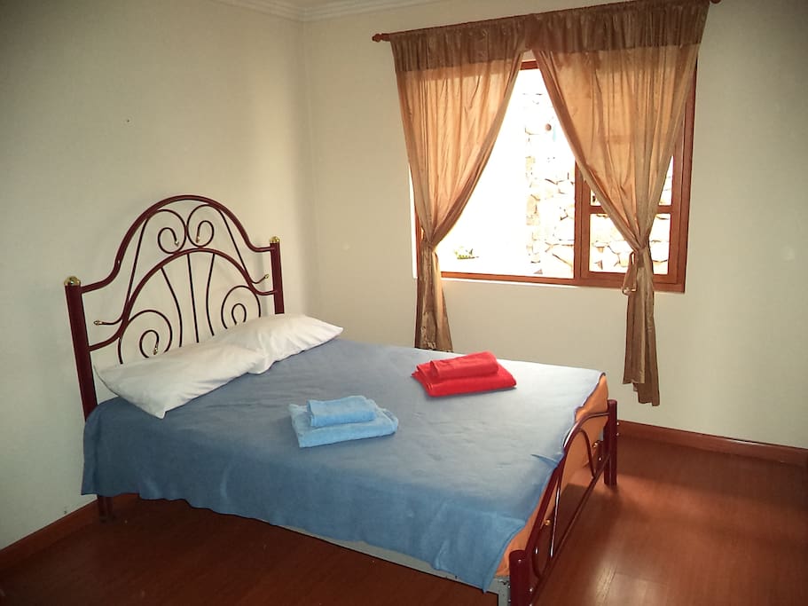 El cuarto de huespedes / the guest room