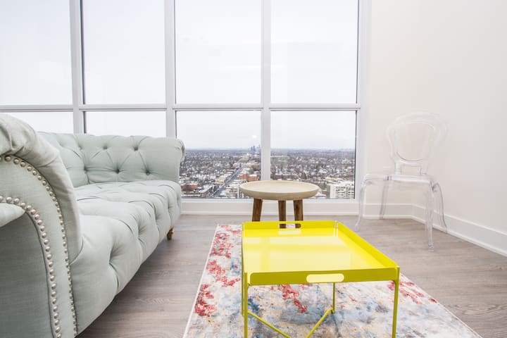 Cozy 2 Bedroom Condo + Parking - Toronto, ON