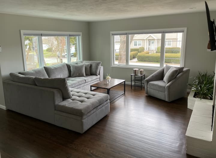 Slow down and stay awhile. Our intentionally designed lounge is the ideal retreat for morning coffee or an evening glass of wine.