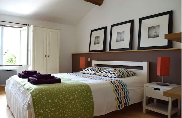 غرفة نوم Le Sauvignon بسرير بمقاس كبير