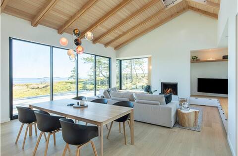 Modern Luxury Oceanfront Getaway