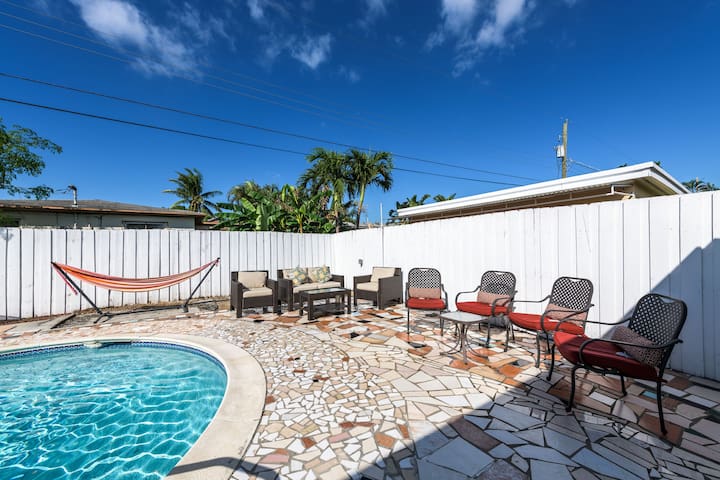 Large Pool Villa 5Br/3 bth sleeps 16+/BEACH/BBQ gallery image 2