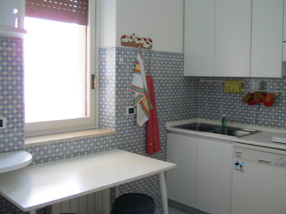 Cucina abitabile con tavolo, lavello a 2 vasche, lavapiatti,
6 fuochi, frigorifero, forno e lavabiancheria