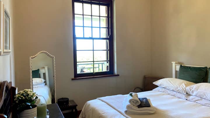 Მესამე საძინებელი ორადგილიანი საწოლით. Ყველა საძინებლიდან იშლება ვენახი და მთის ხედი.