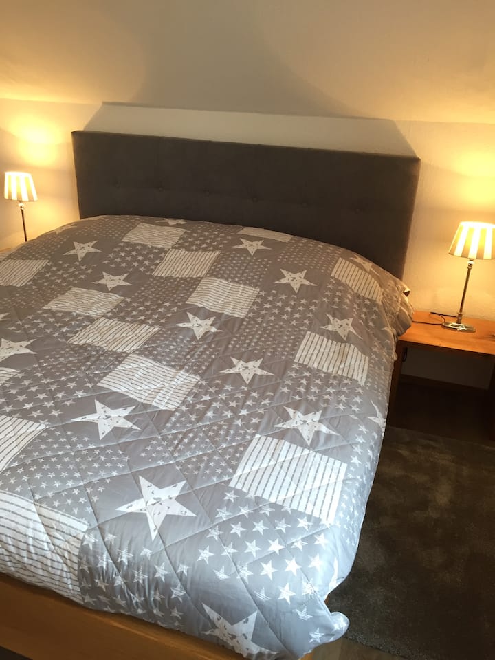 Chumba cha kulala chenye kitanda cha watu wawili