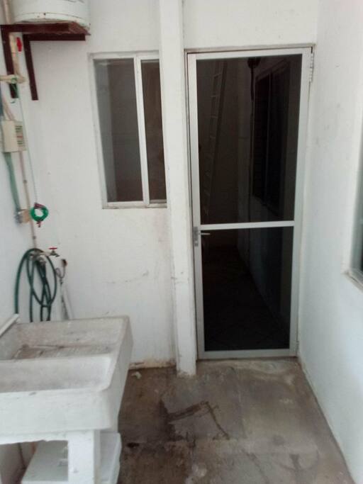 area de lavadero y boiler y entrada al departamento