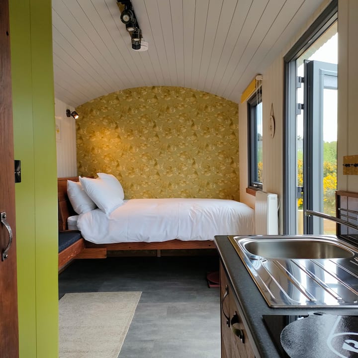 Udoban bračni krevet s najkvalitetnijom posteljinom.