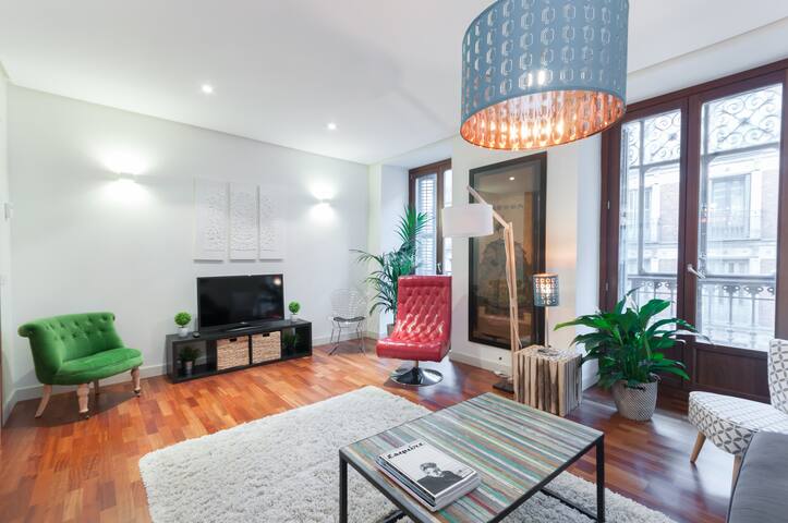 PLAZA MAYOR BEST LOCATION, AC ALL HOME 3 BDR/2 BTH gallery image 2