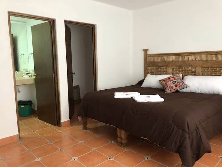 ห้องนอนในอพาร์ทเมนท์ 3 พร้อมห้องน้ำและตู้เสื้อผ้าแบบวอล์คอิน