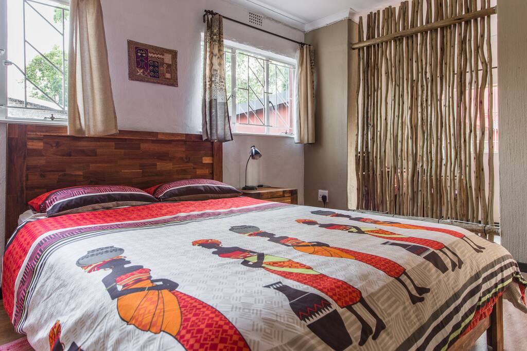 the Cottage: bedroom - queen size bed