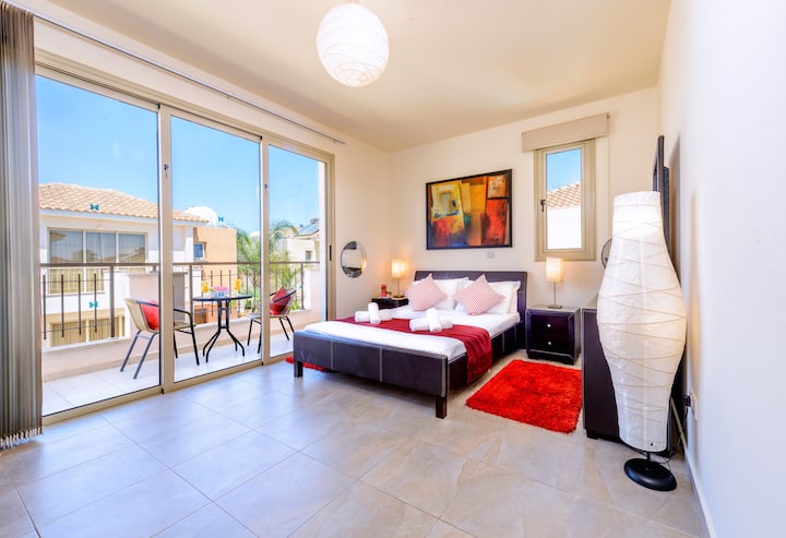 宽敞的主卧配有一张2米宽双人床、套房浴室和一个可欣赏海景的大阳台。