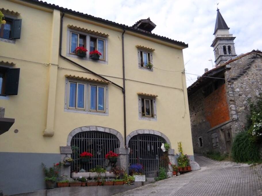 Coté ouest : L'appartement est au 2em étage !