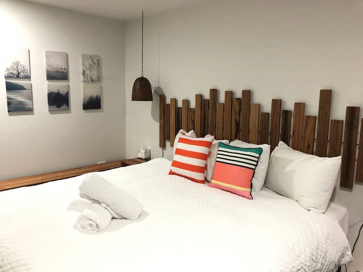 Втората спалня в предния апартамент има двойно легло или може да бъде обзаведена като две единични.