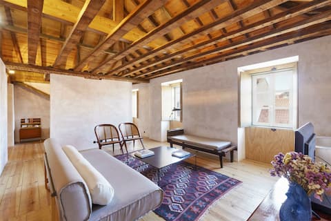 Airbnb em destaque: Under a Wooden Sky - Design Apt at Lisbon Downtown em Santa Maria Maior