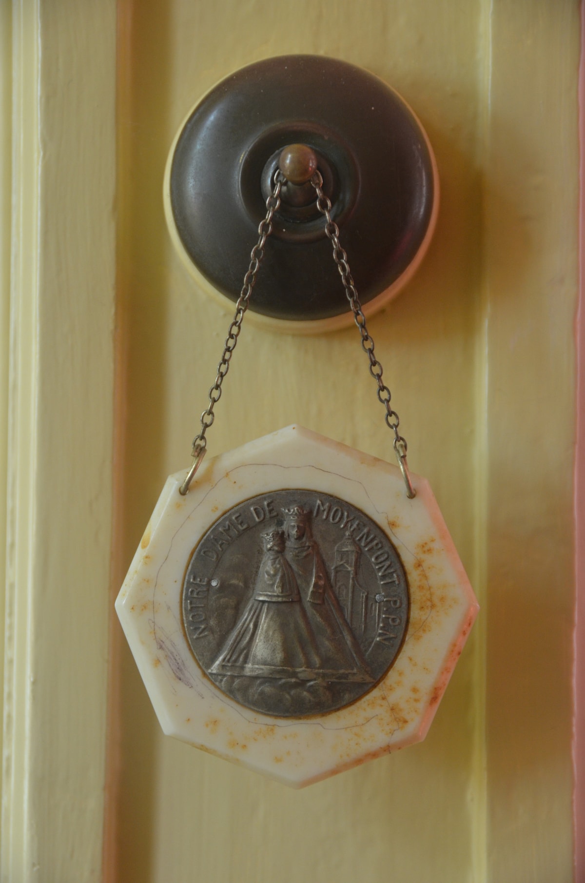 مدخل آمن محمي إلى غرفة النوم الوردية...