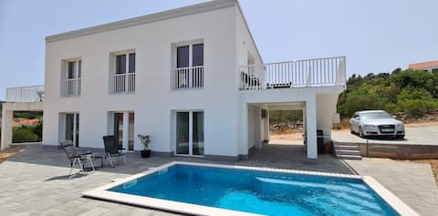 Popular Airbnb listing: Newly built architect-designed house with sea view! in Općina Lumbarda
