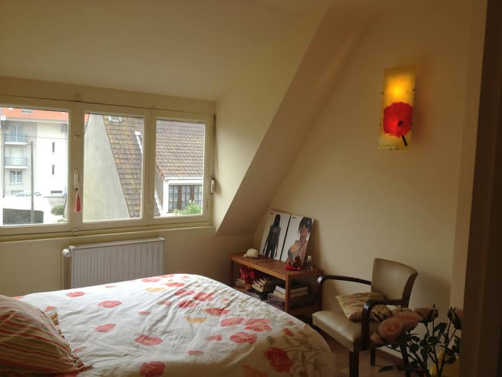 Habitación amarilla
Cama doble con vistas al jardín