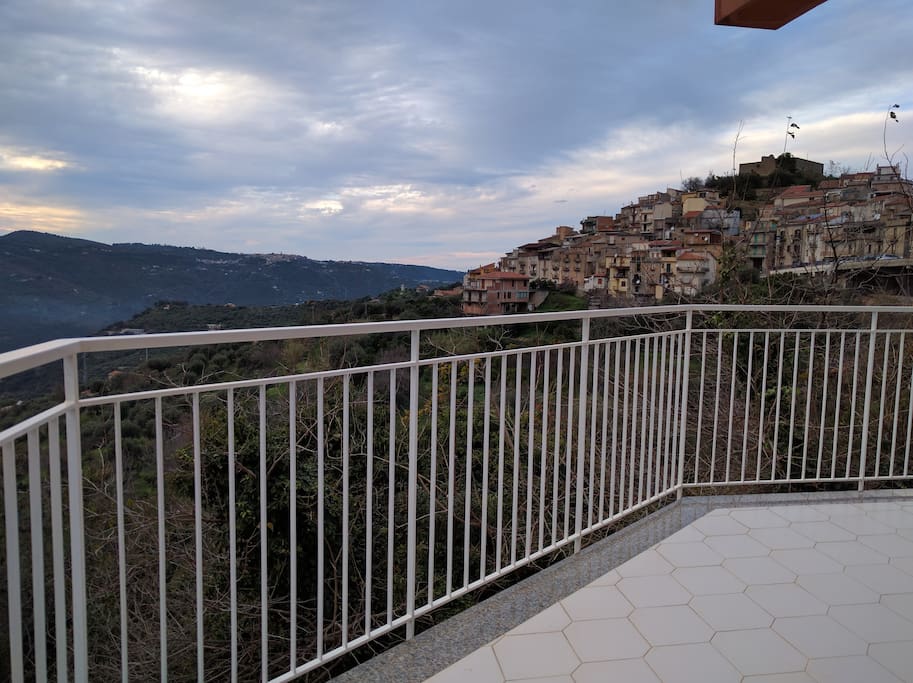 Balcone-terrazzo con vista panoramica sulla vallata, lato comune di Naso